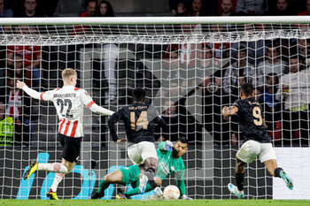 2022-10-27 - Jarrad Branthwaite of PSV Eindhoven, Eddie Nketiah, Gabriel Jesus of Arsenal FC, goalkeeper Walter Benitez of PSV Eindhoven during the UEFA Europa League, Group A football match between PSV Eindhoven and Arsenal FC on October 27, 2022 at Philips Stadion in Eindhoven, Netherlands - FOOTBALL - EUROPA LEAGUE - PSV V ARSENAL - UEFA EUROPA LEAGUE - SOCCER