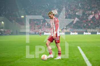 2022-11-03 - JOSH BOWLER of Olympiacos FC during the UEFA Europa League group G match between Olympiacos FC v FC Nantes at the Karaiskakis Stadium on November 3, 2022 in Athens, Greece. - OLYMPIACOS VS NANTES - UEFA EUROPA LEAGUE - SOCCER