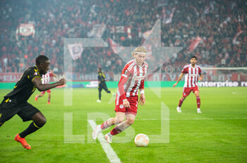 2022-11-03 - JOSH BOWLER of Olympiacos FC competing with DENNIS APPIAH (R) of FC Nantes during the UEFA Europa League group G match between Olympiacos FC v FC Nantes at the Karaiskakis Stadium on November 3, 2022 in Athens, Greece. - OLYMPIACOS VS NANTES - UEFA EUROPA LEAGUE - SOCCER