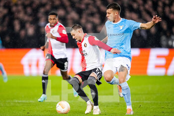 2022-11-03 - Sebastian Szymanski of Feyenoord is challenged by Nicolo Casale of SS Lazio during the UEFA Europa League, Group F football match between Feyenoord and SS Lazio on November 3, 2022 at Stadion Feijenoord in Rotterdam, Netherlands - FOOTBALL - EUROPA LEAGUE - FEYENOORD V LAZIO - UEFA EUROPA LEAGUE - SOCCER
