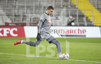 2022-01-04 - Goalkeeper of Lille Ivo Grbic during the French Cup, round of 32, football match between RC Lens (RCL) and Lille OSC (LOSC) on January 4, 2022 at Stade Bollaert-Delelis in Lens, France - RC LENS (RCL) VS LILLE OSC (LOSC) - FRENCH CUP - SOCCER