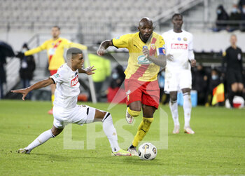 2022-01-04 - Seko Fofana of Lens, Reinildo Mandava of Lille (left) during the French Cup, round of 32, football match between RC Lens (RCL) and Lille OSC (LOSC) on January 4, 2022 at Stade Bollaert-Delelis in Lens, France - RC LENS (RCL) VS LILLE OSC (LOSC) - FRENCH CUP - SOCCER