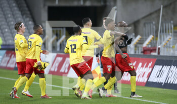 2022-01-04 - Seko Fofana of Lens celebrates his goal with teammates, tying the game at the last minute during the French Cup, round of 32, football match between RC Lens (RCL) and Lille OSC (LOSC) on January 4, 2022 at Stade Bollaert-Delelis in Lens, France - RC LENS (RCL) VS LILLE OSC (LOSC) - FRENCH CUP - SOCCER
