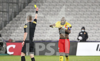 2022-01-04 - Seko Fofana of Lens receives a yellow card from referee Willy Delajod after celebrating his goal tying the game at the last minute during the French Cup, round of 32, football match between RC Lens (RCL) and Lille OSC (LOSC) on January 4, 2022 at Stade Bollaert-Delelis in Lens, France - RC LENS (RCL) VS LILLE OSC (LOSC) - FRENCH CUP - SOCCER