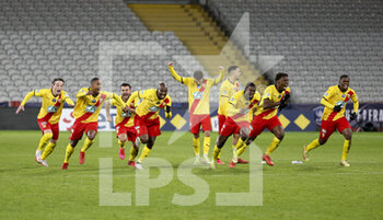 2022-01-04 - Players of RC Lens celebrate the victory after the penalty shoot-out during the French Cup, round of 32, football match between RC Lens (RCL) and Lille OSC (LOSC) on January 4, 2022 at Stade Bollaert-Delelis in Lens, France - RC LENS (RCL) VS LILLE OSC (LOSC) - FRENCH CUP - SOCCER