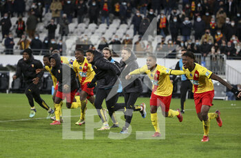 2022-01-04 - Players of Lens celebrate the victory after the penalty shoot-out concluding the French Cup, round of 32, football match between RC Lens (RCL) and Lille OSC (LOSC) on January 4, 2022 at Stade Bollaert-Delelis in Lens, France - RC LENS (RCL) VS LILLE OSC (LOSC) - FRENCH CUP - SOCCER