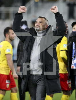 2022-01-04 - Coach of RC Lens Franck Haise celebrates the victory after the penalty shoot-out during the French Cup, round of 32, football match between RC Lens (RCL) and Lille OSC (LOSC) on January 4, 2022 at Stade Bollaert-Delelis in Lens, France - RC LENS (RCL) VS LILLE OSC (LOSC) - FRENCH CUP - SOCCER