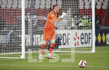 31/01/2022 - Goalkeeper of Nice Marcin Bulka celebrates stopping a penalty during the penalty shootout of the French Cup, round of 16 football match between Paris Saint-Germain and OGC Nice on January 31, 2022 at Parc des Princes stadium in Paris, France - PARIS SAINT-GERMAIN VS OGC NICE - FRENCH CUP - CALCIO