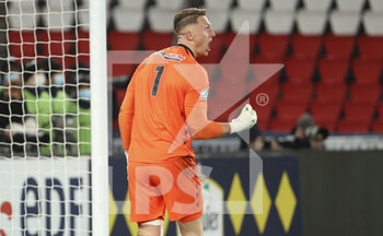 31/01/2022 - Goalkeeper of Nice Marcin Bulka celebrates stopping a penalty during the penalty shootout of the French Cup, round of 16 football match between Paris Saint-Germain and OGC Nice on January 31, 2022 at Parc des Princes stadium in Paris, France - PARIS SAINT-GERMAIN VS OGC NICE - FRENCH CUP - CALCIO