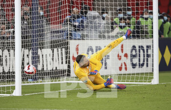 31/01/2022 - Goalkeeper of PSG Gianluigi Donnarumma concedes a penalty during the penalty shootout of the French Cup, round of 16 football match between Paris Saint-Germain and OGC Nice on January 31, 2022 at Parc des Princes stadium in Paris, France - PARIS SAINT-GERMAIN VS OGC NICE - FRENCH CUP - CALCIO
