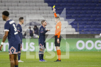 09/01/2022 - Referee Francois Letexier gives a yellow card to Marco Verratti of Paris during the French championship Ligue 1 football match between Olympique Lyonnais (Lyon) and Paris Saint-Germain on January 9, 2022 at Groupama stadium in Decines-Charpieu near Lyon, France - OLYMPIQUE LYONNAIS (LYON) VS PARIS SAINT-GERMAIN - FRENCH LIGUE 1 - CALCIO