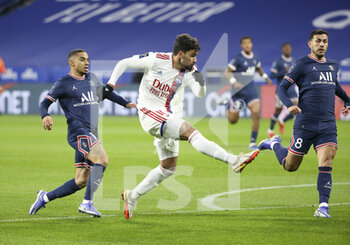 09/01/2022 - Lucas Paqueta of Lyon scores his goal between Colin Dagba and Leandro Paredes of PSG during the French championship Ligue 1 football match between Olympique Lyonnais (Lyon) and Paris Saint-Germain on January 9, 2022 at Groupama stadium in Decines-Charpieu near Lyon, France - OLYMPIQUE LYONNAIS (LYON) VS PARIS SAINT-GERMAIN - FRENCH LIGUE 1 - CALCIO