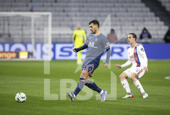 09/01/2022 - Leandro Paredes of PSG, Maxence Caqueret of Lyon during the French championship Ligue 1 football match between Olympique Lyonnais (Lyon) and Paris Saint-Germain on January 9, 2022 at Groupama stadium in Decines-Charpieu near Lyon, France - OLYMPIQUE LYONNAIS (LYON) VS PARIS SAINT-GERMAIN - FRENCH LIGUE 1 - CALCIO