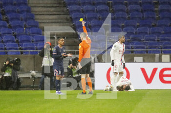 09/01/2022 - Referee Francois Letexier gives a yellow card to Colin Dagba of Paris during the French championship Ligue 1 football match between Olympique Lyonnais (Lyon) and Paris Saint-Germain on January 9, 2022 at Groupama stadium in Decines-Charpieu near Lyon, France - OLYMPIQUE LYONNAIS (LYON) VS PARIS SAINT-GERMAIN - FRENCH LIGUE 1 - CALCIO
