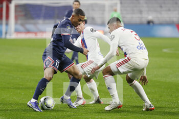 09/01/2022 - Colin Dagba of Paris and Maxence Caqueret, Emerson Palmieri of Lyon during the French championship Ligue 1 football match between Olympique Lyonnais (Lyon) and Paris Saint-Germain on January 9, 2022 at Groupama stadium in Decines-Charpieu near Lyon, France - OLYMPIQUE LYONNAIS (LYON) VS PARIS SAINT-GERMAIN - FRENCH LIGUE 1 - CALCIO