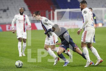 09/01/2022 - Maxence Caqueret of Lyon and Colin Dagba of Paris during the French championship Ligue 1 football match between Olympique Lyonnais (Lyon) and Paris Saint-Germain on January 9, 2022 at Groupama stadium in Decines-Charpieu near Lyon, France - OLYMPIQUE LYONNAIS (LYON) VS PARIS SAINT-GERMAIN - FRENCH LIGUE 1 - CALCIO