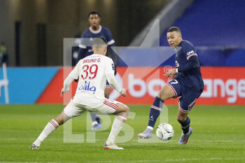 09/01/2022 - Kylian Mbappe of Paris and Bruno Guimaraes of Lyon during the French championship Ligue 1 football match between Olympique Lyonnais (Lyon) and Paris Saint-Germain on January 9, 2022 at Groupama stadium in Decines-Charpieu near Lyon, France - OLYMPIQUE LYONNAIS (LYON) VS PARIS SAINT-GERMAIN - FRENCH LIGUE 1 - CALCIO
