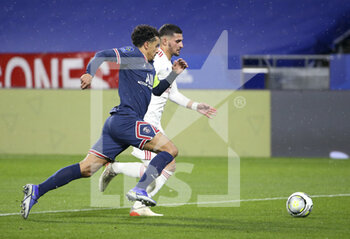 09/01/2022 - Houssem Aouar of Lyon, Marquinhos of PSG (left) during the French championship Ligue 1 football match between Olympique Lyonnais (Lyon) and Paris Saint-Germain on January 9, 2022 at Groupama stadium in Decines-Charpieu near Lyon, France - OLYMPIQUE LYONNAIS (LYON) VS PARIS SAINT-GERMAIN - FRENCH LIGUE 1 - CALCIO