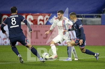 09/01/2022 - Houssem Aouar of Lyon, Colin Dagba of PSG during the French championship Ligue 1 football match between Olympique Lyonnais (Lyon) and Paris Saint-Germain on January 9, 2022 at Groupama stadium in Decines-Charpieu near Lyon, France - OLYMPIQUE LYONNAIS (LYON) VS PARIS SAINT-GERMAIN - FRENCH LIGUE 1 - CALCIO