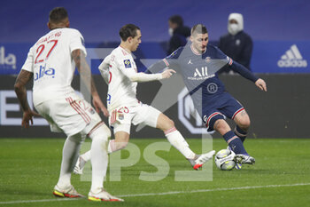 09/01/2022 - Marco Verratti of Paris and Maxence Caqueret of Lyon during the French championship Ligue 1 football match between Olympique Lyonnais (Lyon) and Paris Saint-Germain on January 9, 2022 at Groupama stadium in Decines-Charpieu near Lyon, France - OLYMPIQUE LYONNAIS (LYON) VS PARIS SAINT-GERMAIN - FRENCH LIGUE 1 - CALCIO