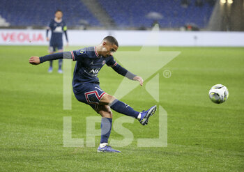 09/01/2022 - Colin Dagba of PSG during the French championship Ligue 1 football match between Olympique Lyonnais (Lyon) and Paris Saint-Germain on January 9, 2022 at Groupama stadium in Decines-Charpieu near Lyon, France - OLYMPIQUE LYONNAIS (LYON) VS PARIS SAINT-GERMAIN - FRENCH LIGUE 1 - CALCIO