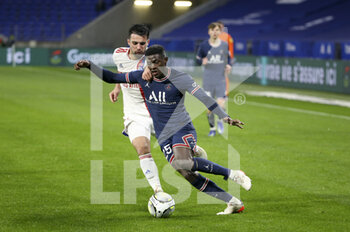 09/01/2022 - Nuno Mendes of PSG, Leo Dubois of Lyon during the French championship Ligue 1 football match between Olympique Lyonnais (Lyon) and Paris Saint-Germain on January 9, 2022 at Groupama stadium in Decines-Charpieu near Lyon, France - OLYMPIQUE LYONNAIS (LYON) VS PARIS SAINT-GERMAIN - FRENCH LIGUE 1 - CALCIO