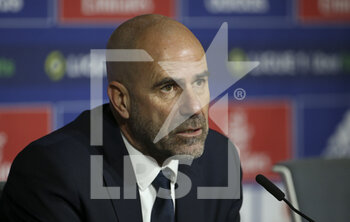 09/01/2022 - Coach of Olympique Lyonnais Peter Bosz answers to the media during the post-match press conference following the French championship Ligue 1 football match between Olympique Lyonnais (Lyon) and Paris Saint-Germain on January 9, 2022 at Groupama stadium in Decines-Charpieu near Lyon, France - OLYMPIQUE LYONNAIS (LYON) VS PARIS SAINT-GERMAIN - FRENCH LIGUE 1 - CALCIO