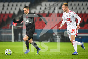 15/01/2022 - Marco VERRATTI of PSG and Irvin CARDONA of Brest during the French championship Ligue 1 football match between Paris Saint-Germain and Stade Brestois (Brest) on January 15, 2022 at Parc des Princes stadium in Paris, France - PARIS SAINT-GERMAIN VS STADE BRESTOIS (BREST) - FRENCH LIGUE 1 - CALCIO