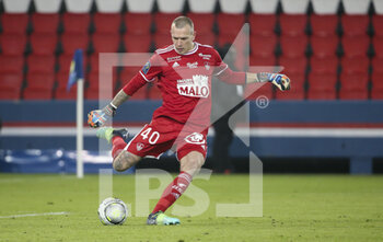 15/01/2022 - Goalkeeper of Brest Marco Bizot during the French championship Ligue 1 football match between Paris Saint-Germain (PSG) and Stade Brestois 29 (Brest) on January 15, 2022 at Parc des Princes stadium in Paris, France - PARIS SAINT-GERMAIN VS STADE BRESTOIS (BREST) - FRENCH LIGUE 1 - CALCIO