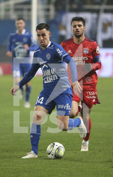 16/01/2022 - Dylan Chambost of Troyes, Leo Dubois of Lyon during the French championship Ligue 1 football match between ESTAC Troyes and Olympique Lyonnais (Lyon) on January 16, 2022 at Stade de L'Aube in Troyes, France - ESTAC TROYES VS OLYMPIQUE LYONNAIS (LYON) - FRENCH LIGUE 1 - CALCIO