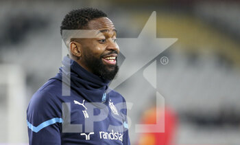 2022-01-22 - Cedric Bakambu of Marseille warms up before the French championship Ligue 1 football match between RC Lens (RCL) and Olympique de Marseille (OM) on January 22, 2022 at Stade Bollaert-Delelis in Lens, France - RC LENS VS OLYMPIQUE DE MARSEILLE - FRENCH LIGUE 1 - SOCCER