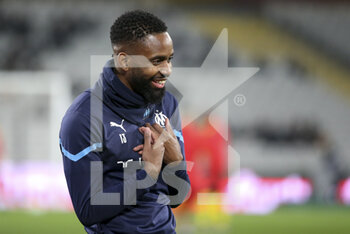 2022-01-22 - Cedric Bakambu of Marseille warms up before the French championship Ligue 1 football match between RC Lens (RCL) and Olympique de Marseille (OM) on January 22, 2022 at Stade Bollaert-Delelis in Lens, France - RC LENS VS OLYMPIQUE DE MARSEILLE - FRENCH LIGUE 1 - SOCCER