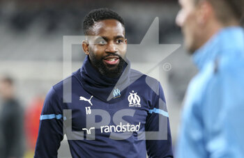 2022-01-22 - Cedric Bakambu of Marseille warms up during the French championship Ligue 1 football match between RC Lens (RCL) and Olympique de Marseille (OM) on January 22, 2022 at Stade Bollaert-Delelis in Lens, France - RC LENS VS OLYMPIQUE DE MARSEILLE - FRENCH LIGUE 1 - SOCCER