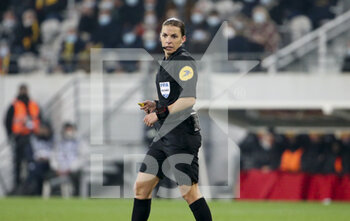 2022-01-22 - Referee Stephanie Frappart during the French championship Ligue 1 football match between RC Lens (RCL) and Olympique de Marseille (OM) on January 22, 2022 at Stade Bollaert-Delelis in Lens, France - RC LENS VS OLYMPIQUE DE MARSEILLE - FRENCH LIGUE 1 - SOCCER