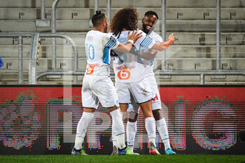 2022-01-22 - Cedric BAKAMBU of Marseille celebrate his goal with Matteo GUENDOUZI of Marseille and Dimitri PAYET of Marseille during the French championship Ligue 1 football match between RC Lens and Olympique de Marseille on January 22, 2022 at Bollaert-Delelis stadium in Lens, France - RC LENS VS OLYMPIQUE DE MARSEILLE - FRENCH LIGUE 1 - SOCCER