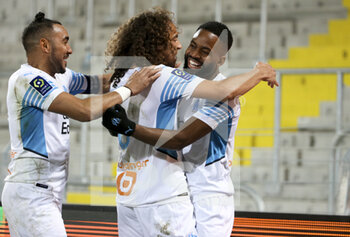 2022-01-22 - Cedric Bakambu of Marseille celebrates his goal with left Matteo Guendouzi, Dimitri Payet during the French championship Ligue 1 football match between RC Lens (RCL) and Olympique de Marseille (OM) on January 22, 2022 at Stade Bollaert-Delelis in Lens, France - RC LENS VS OLYMPIQUE DE MARSEILLE - FRENCH LIGUE 1 - SOCCER
