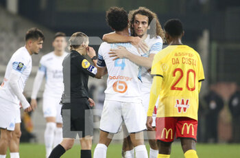 2022-01-22 - Matteo Guendouzi of Marseille celebrates the victory with Boubacar Kamara following the French championship Ligue 1 football match between RC Lens (RCL) and Olympique de Marseille (OM) on January 22, 2022 at Stade Bollaert-Delelis in Lens, France - RC LENS VS OLYMPIQUE DE MARSEILLE - FRENCH LIGUE 1 - SOCCER