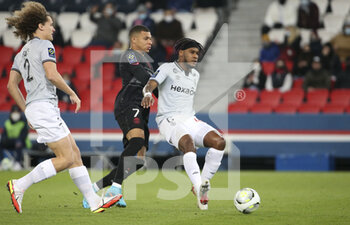 23/01/2022 - Andreaw Gravillon of Reims, Kylian Mbappe of PSG (left) during the French championship Ligue 1 football match between Paris Saint-Germain and Stade de Reims on January 23, 2022 at Parc des Princes stadium in Paris, France - PARIS SAINT-GERMAIN VS STADE DE REIMS - FRENCH LIGUE 1 - CALCIO