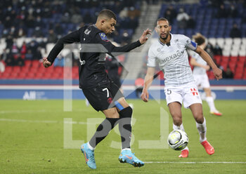 23/01/2022 - Kylian Mbappe of PSG, Yunis Abdelhamid of Reims during the French championship Ligue 1 football match between Paris Saint-Germain and Stade de Reims on January 23, 2022 at Parc des Princes stadium in Paris, France - PARIS SAINT-GERMAIN VS STADE DE REIMS - FRENCH LIGUE 1 - CALCIO