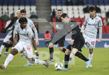 23/01/2022 - Lionel Messi of PSG between Andreaw Gravillon, Martin Adeline of Reims during the French championship Ligue 1 football match between Paris Saint-Germain and Stade de Reims on January 23, 2022 at Parc des Princes stadium in Paris, France - PARIS SAINT-GERMAIN VS STADE DE REIMS - FRENCH LIGUE 1 - CALCIO