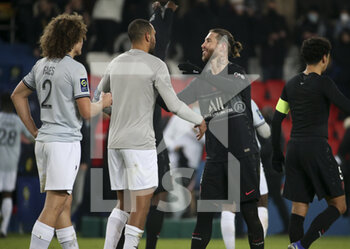 23/01/2022 - Sergio Ramos of PSG salutes players of Reims following the French championship Ligue 1 football match between Paris Saint-Germain and Stade de Reims on January 23, 2022 at Parc des Princes stadium in Paris, France - PARIS SAINT-GERMAIN VS STADE DE REIMS - FRENCH LIGUE 1 - CALCIO