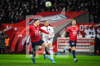 06/02/2022 - Sven BOTMAN of Lille, Kylian MBAPPE of PSG and Jose FONTE of Lille during the French championship Ligue 1 football match between LOSC Lille and Paris Saint-Germain on February 6, 2022 at Pierre Mauroy stadium in Villeneuve-d'Ascq near Lille, France - LOSC LILLE VS PARIS SAINT-GERMAIN - FRENCH LIGUE 1 - CALCIO