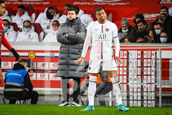 06/02/2022 - Mauricio POCHETTINO of PSG and Kylian MBAPPE of PSG during the French championship Ligue 1 football match between LOSC Lille and Paris Saint-Germain on February 6, 2022 at Pierre Mauroy stadium in Villeneuve-d'Ascq near Lille, France - LOSC LILLE VS PARIS SAINT-GERMAIN - FRENCH LIGUE 1 - CALCIO