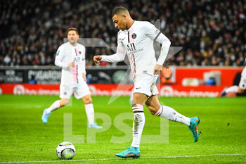 2022-02-06 - Kylian MBAPPE of PSG during the French championship Ligue 1 football match between LOSC Lille and Paris Saint-Germain on February 6, 2022 at Pierre Mauroy stadium in Villeneuve-d'Ascq near Lille, France - LOSC LILLE VS PARIS SAINT-GERMAIN - FRENCH LIGUE 1 - SOCCER