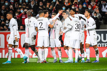 06/02/2022 - Presnel KIMPEMBE of PSG celebrate his goal with teammates during the French championship Ligue 1 football match between LOSC Lille and Paris Saint-Germain on February 6, 2022 at Pierre Mauroy stadium in Villeneuve-d'Ascq near Lille, France - LOSC LILLE VS PARIS SAINT-GERMAIN - FRENCH LIGUE 1 - CALCIO