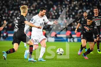 2022-02-11 - Lionel (Leo) MESSI of PSG and Nayef AGUERD of Rennes during the French championship Ligue 1 football match between Paris Saint-Germain and Stade Rennais (Rennes) on February 11, 2022 at Parc des Princes stadium in Paris, France - PARIS SAINT-GERMAIN VS STADE RENNAIS (RENNES) - FRENCH LIGUE 1 - SOCCER