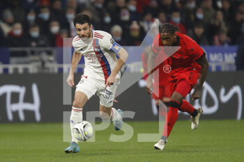 12/02/2022 - Leo DUBOIS of Lyon and Jordan LOTOMBA of Nice during the French championship Ligue 1 football match between Olympique Lyonnais and OGC Nice on February 12, 2022 at Groupama stadium in Decines-Charpieu near Lyon, France - OLYMPIQUE LYONNAIS VS OGC NICE - FRENCH LIGUE 1 - CALCIO