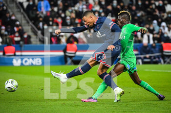 26/02/2022 - Falaye SACKO of Saint Etienne and Kylian MBAPPE of PSG during the French championship Ligue 1 football match between Paris Saint-Germain and AS Saint-Etienne on February 26, 2022 at Parc des Princes stadium in Paris, France - PARIS SAINT-GERMAIN VS AS SAINT-ETIENNE - FRENCH LIGUE 1 - CALCIO