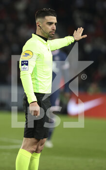27/02/2022 - Referee Pierre Gaillouste during the French championship Ligue 1 football match between Paris Saint-Germain (PSG) and AS Saint-Etienne (ASSE) on February 26, 2022 at Parc des Princes stadium in Paris, France - PARIS SAINT-GERMAIN (PSG) VS AS SAINT-ETIENNE (ASSE) - FRENCH LIGUE 1 - CALCIO