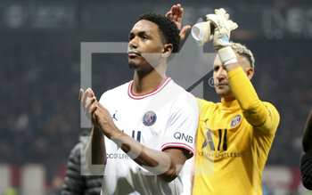 2022-03-05 - Abdou Diallo, goalkeeper of PSG Keylor Navas salute their supporters following the French championship Ligue 1 football match between OGC Nice (OGCN) and Paris Saint-Germain (PSG) on March 5, 2022 at Allianz Riviera stadium in Nice, France - OGC NICE (OGCN) VS PARIS SAINT-GERMAIN (PSG) - FRENCH LIGUE 1 - SOCCER